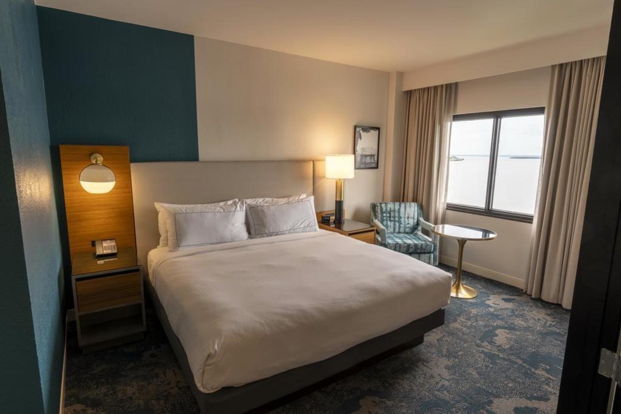 Отель Doubletree By Hilton Tampa Rocky Point Waterfront Экстерьер фото