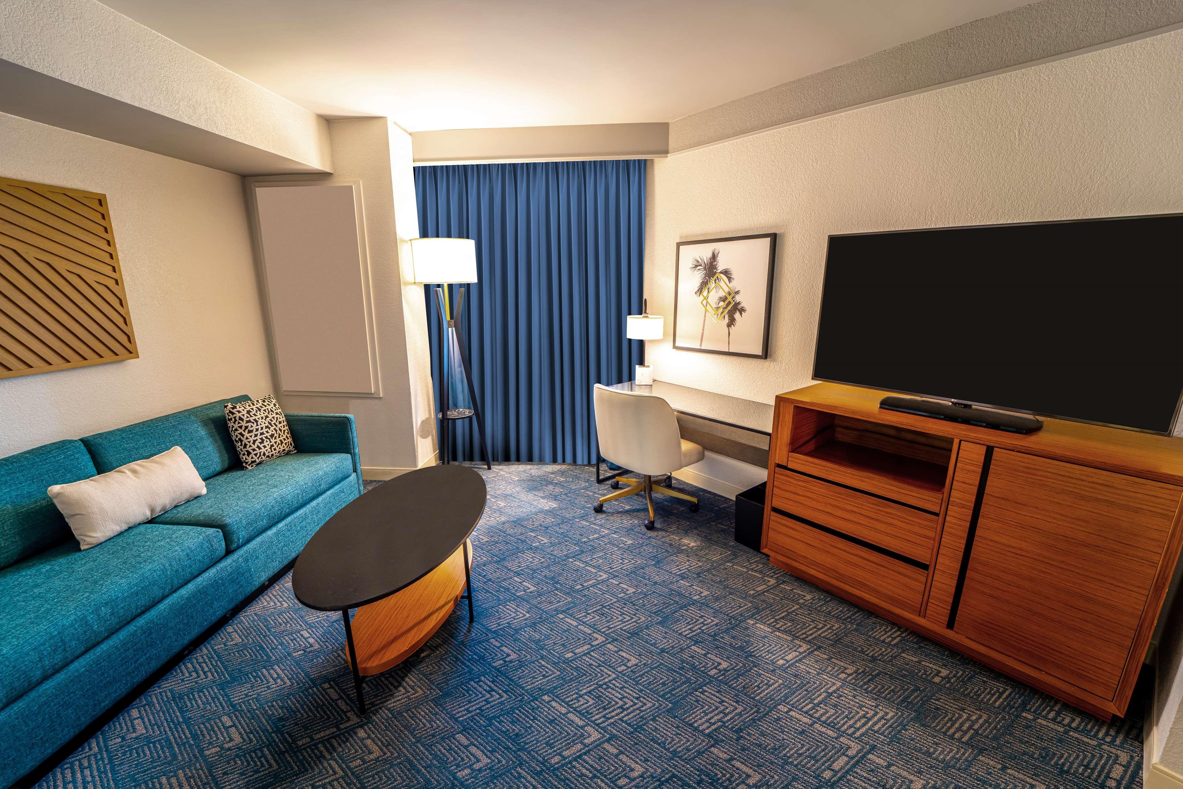 Отель Doubletree By Hilton Tampa Rocky Point Waterfront Экстерьер фото