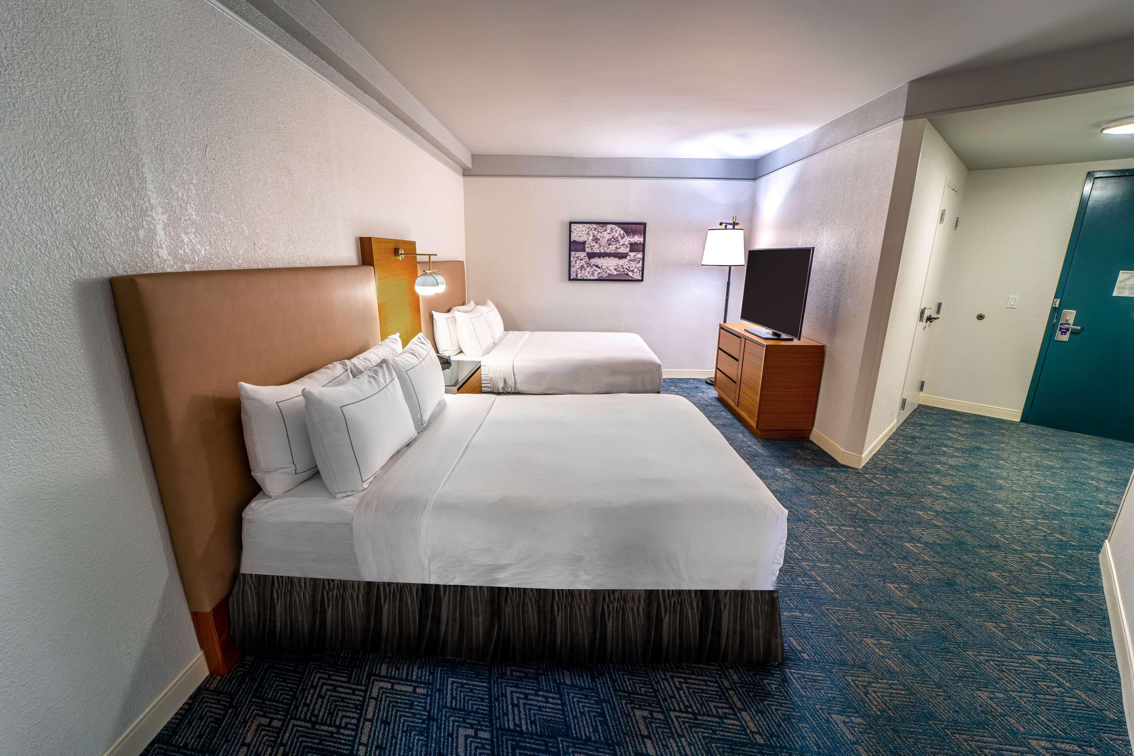 Отель Doubletree By Hilton Tampa Rocky Point Waterfront Экстерьер фото