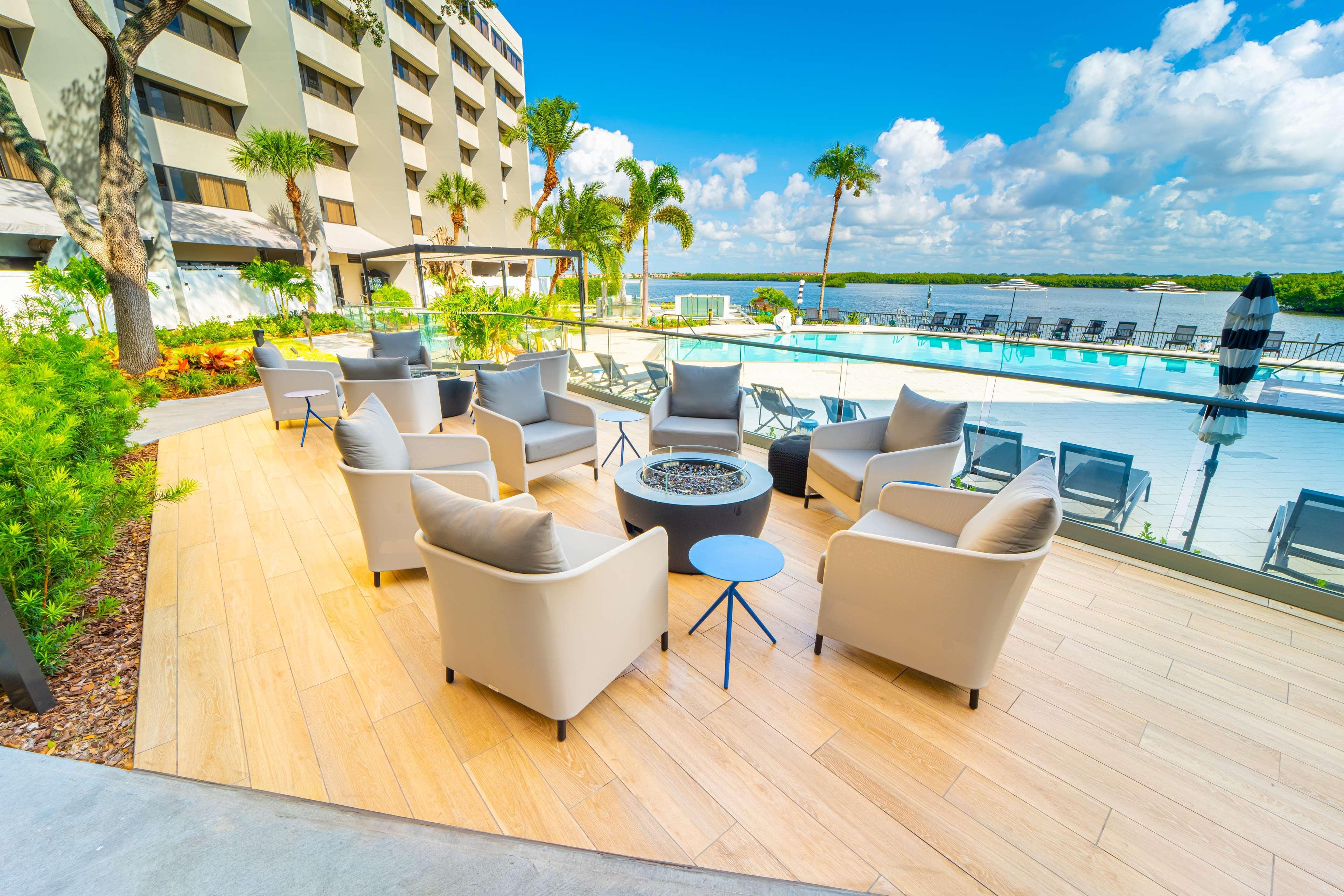 Отель Doubletree By Hilton Tampa Rocky Point Waterfront Экстерьер фото
