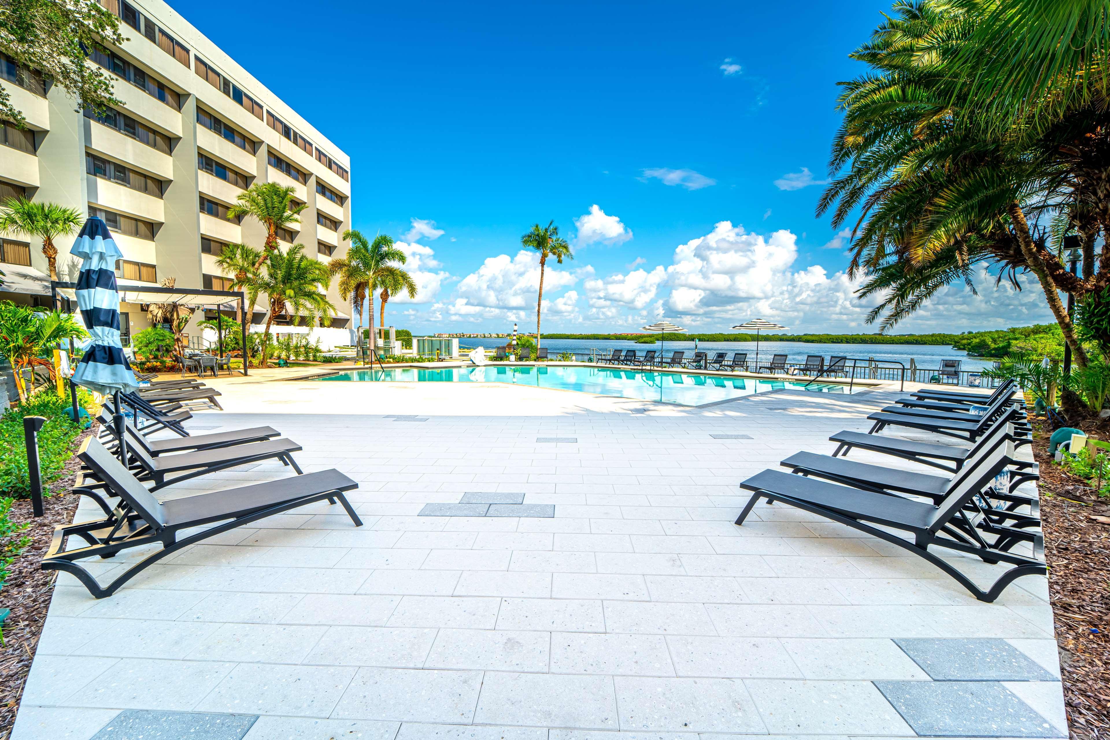 Отель Doubletree By Hilton Tampa Rocky Point Waterfront Экстерьер фото