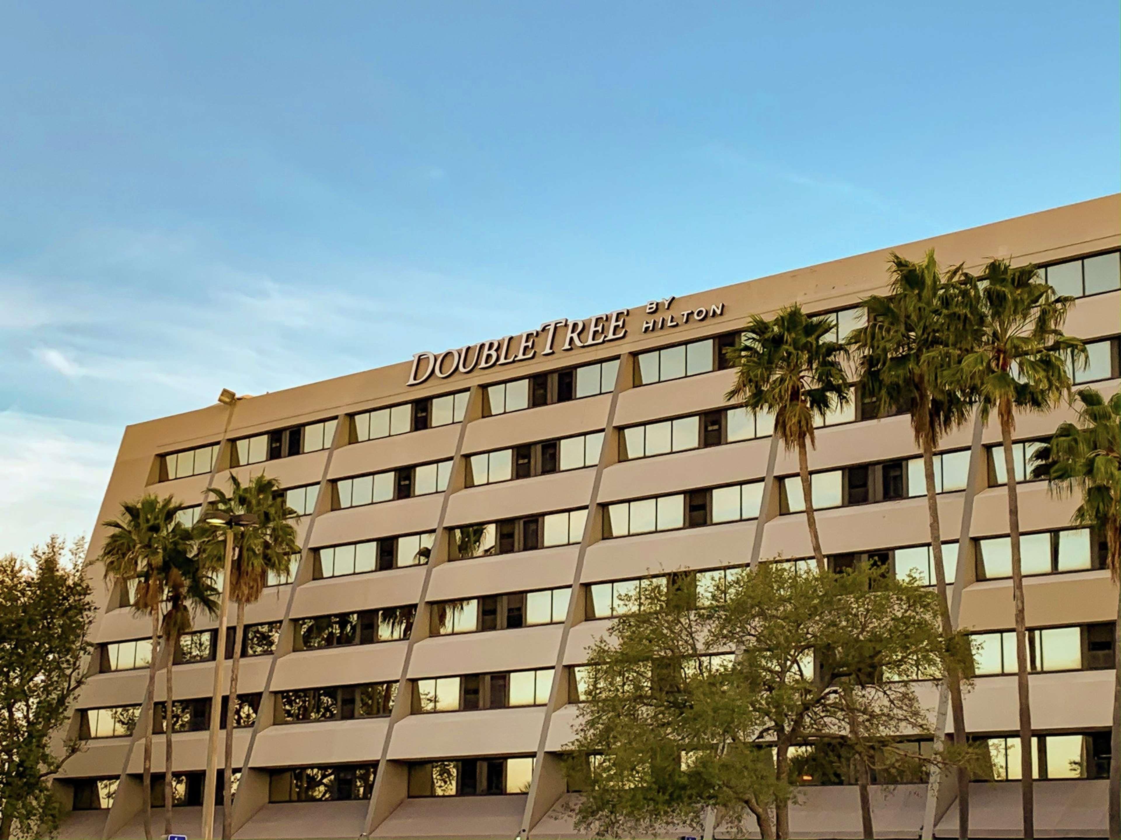 Отель Doubletree By Hilton Tampa Rocky Point Waterfront Экстерьер фото