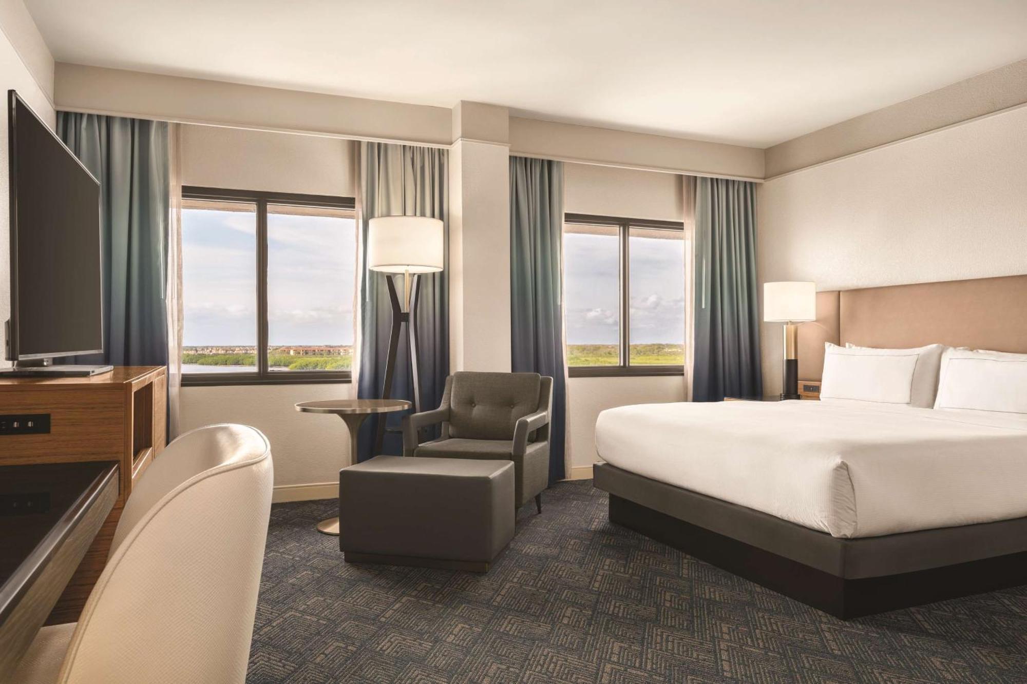Отель Doubletree By Hilton Tampa Rocky Point Waterfront Экстерьер фото