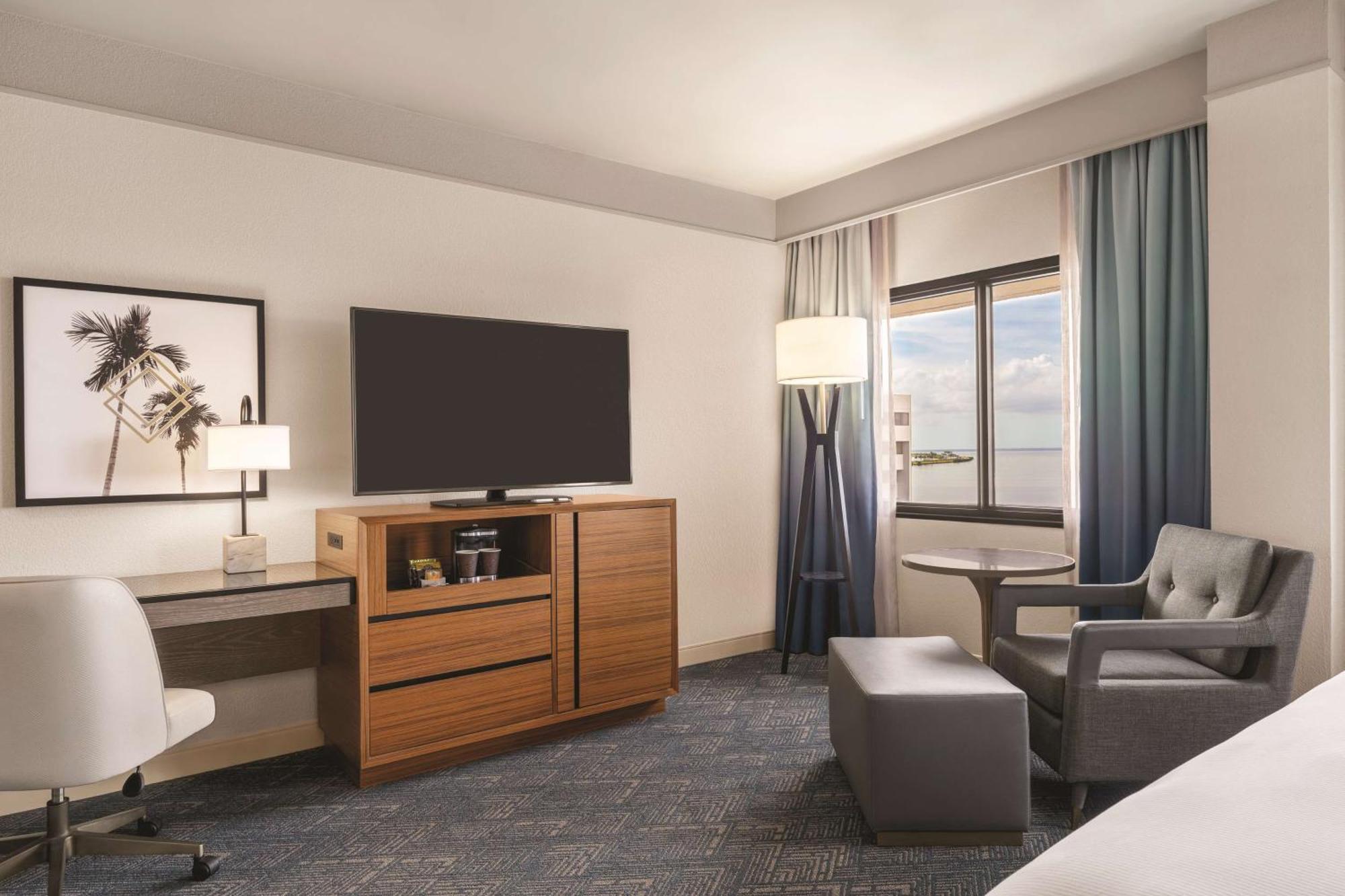 Отель Doubletree By Hilton Tampa Rocky Point Waterfront Экстерьер фото