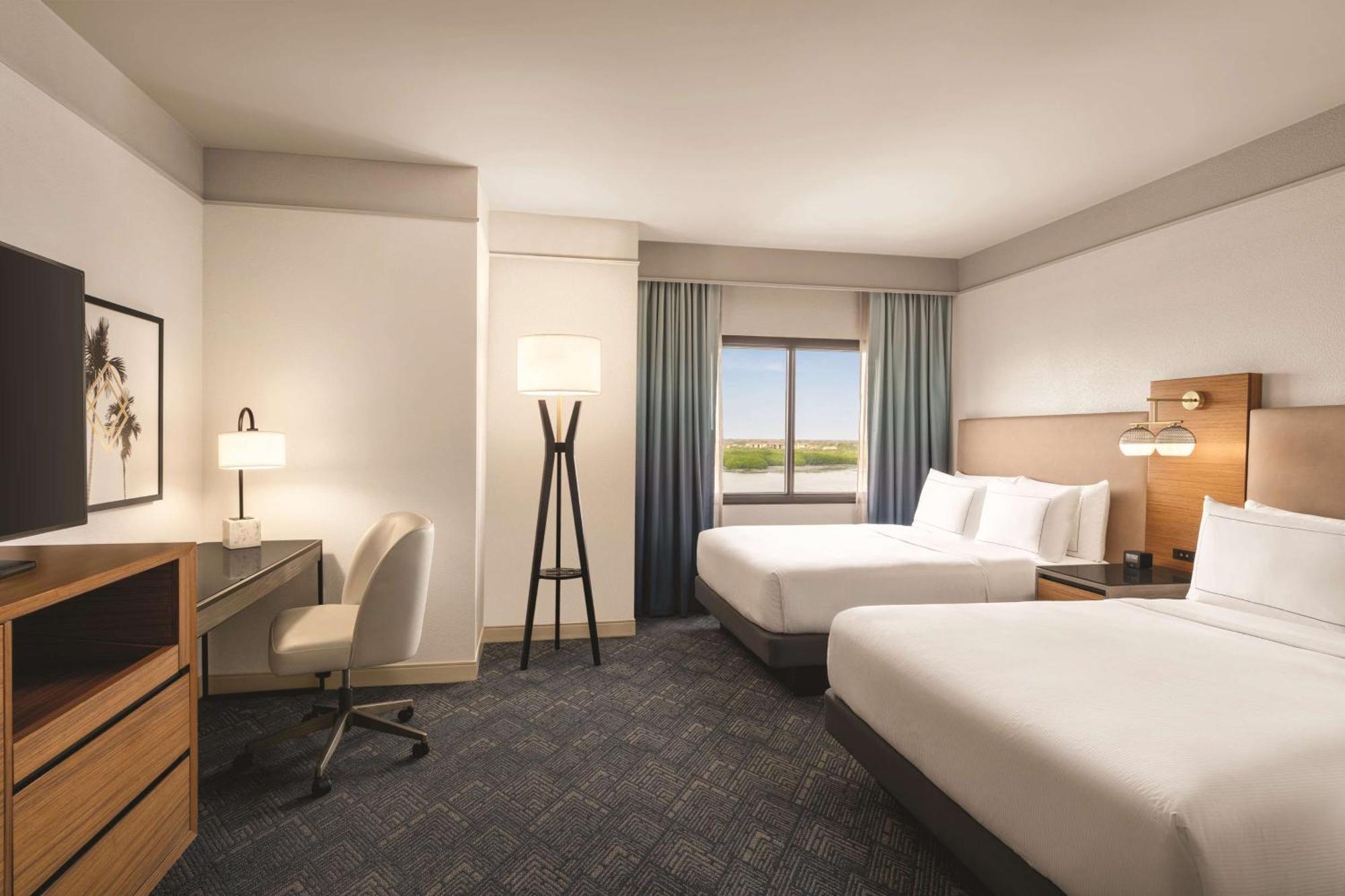 Отель Doubletree By Hilton Tampa Rocky Point Waterfront Экстерьер фото