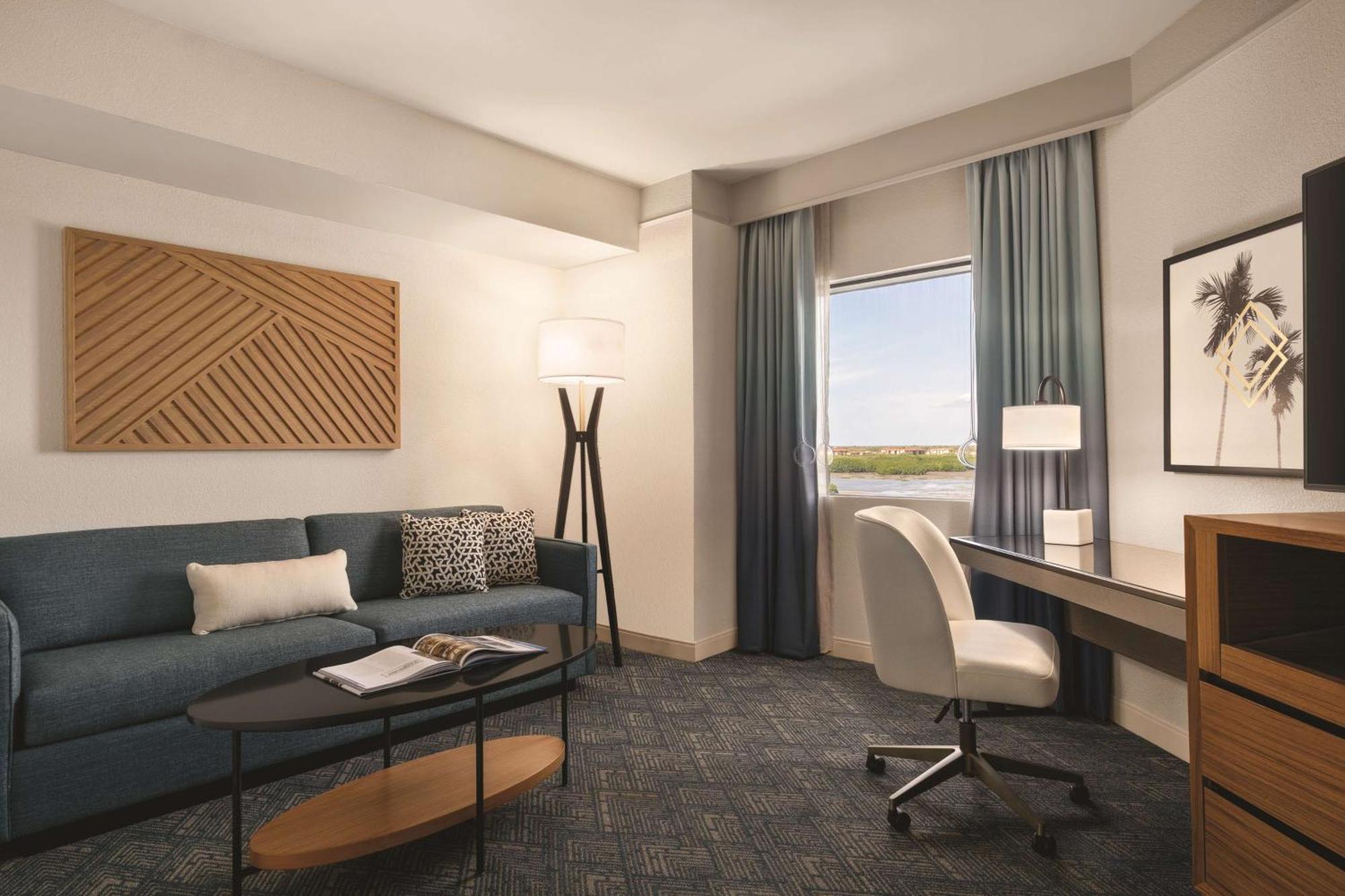 Отель Doubletree By Hilton Tampa Rocky Point Waterfront Экстерьер фото