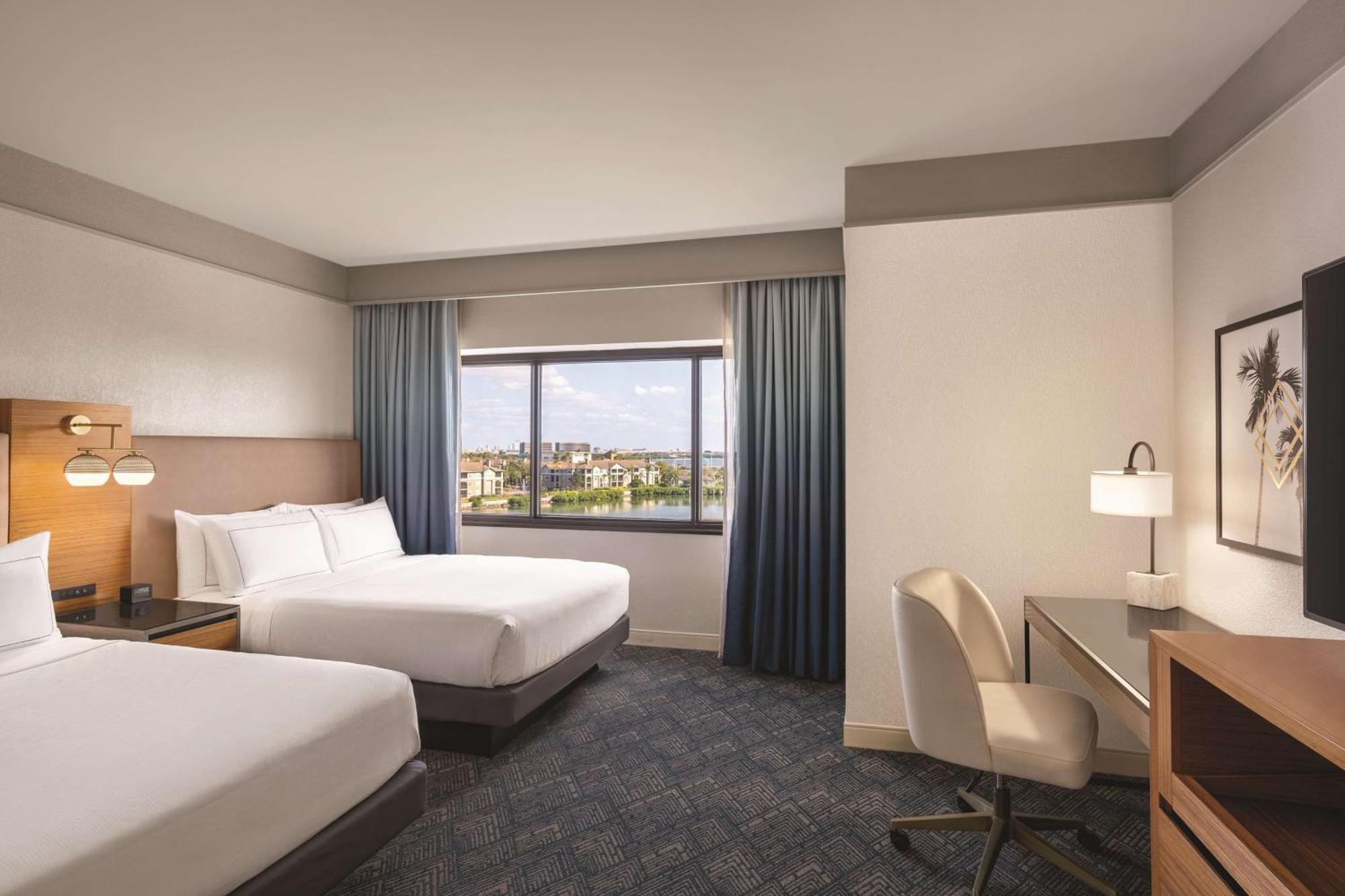 Отель Doubletree By Hilton Tampa Rocky Point Waterfront Экстерьер фото