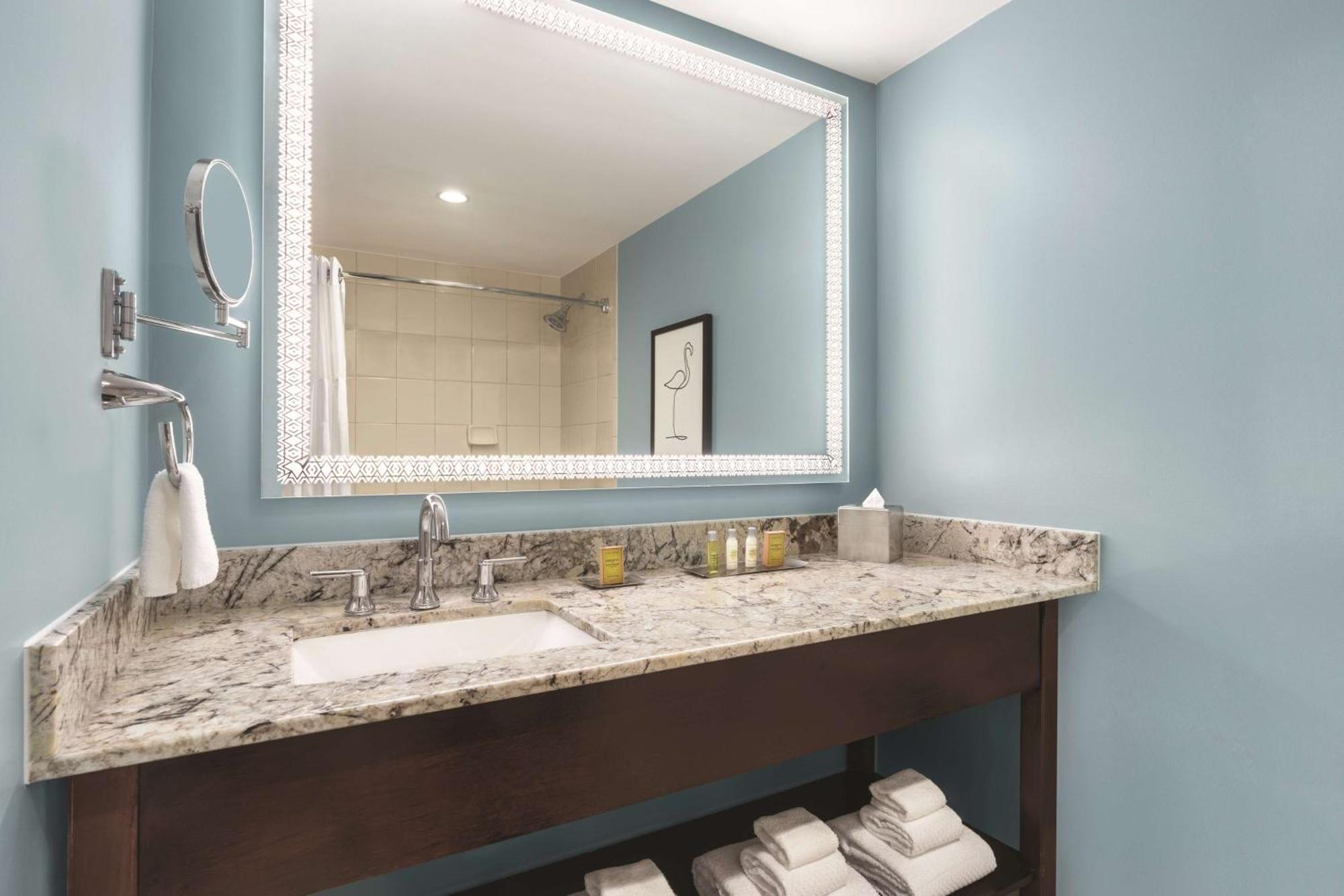 Отель Doubletree By Hilton Tampa Rocky Point Waterfront Экстерьер фото