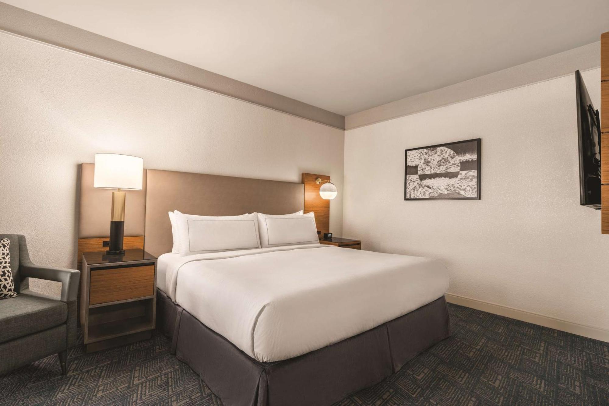 Отель Doubletree By Hilton Tampa Rocky Point Waterfront Экстерьер фото