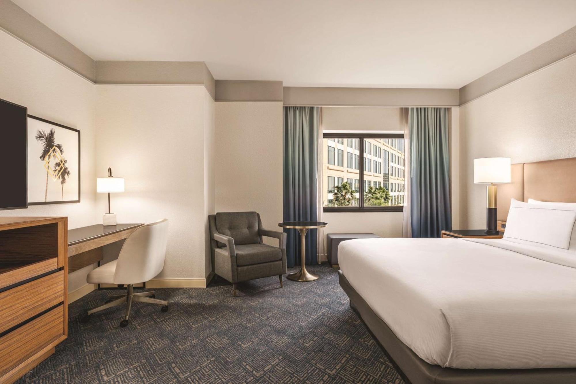Отель Doubletree By Hilton Tampa Rocky Point Waterfront Экстерьер фото
