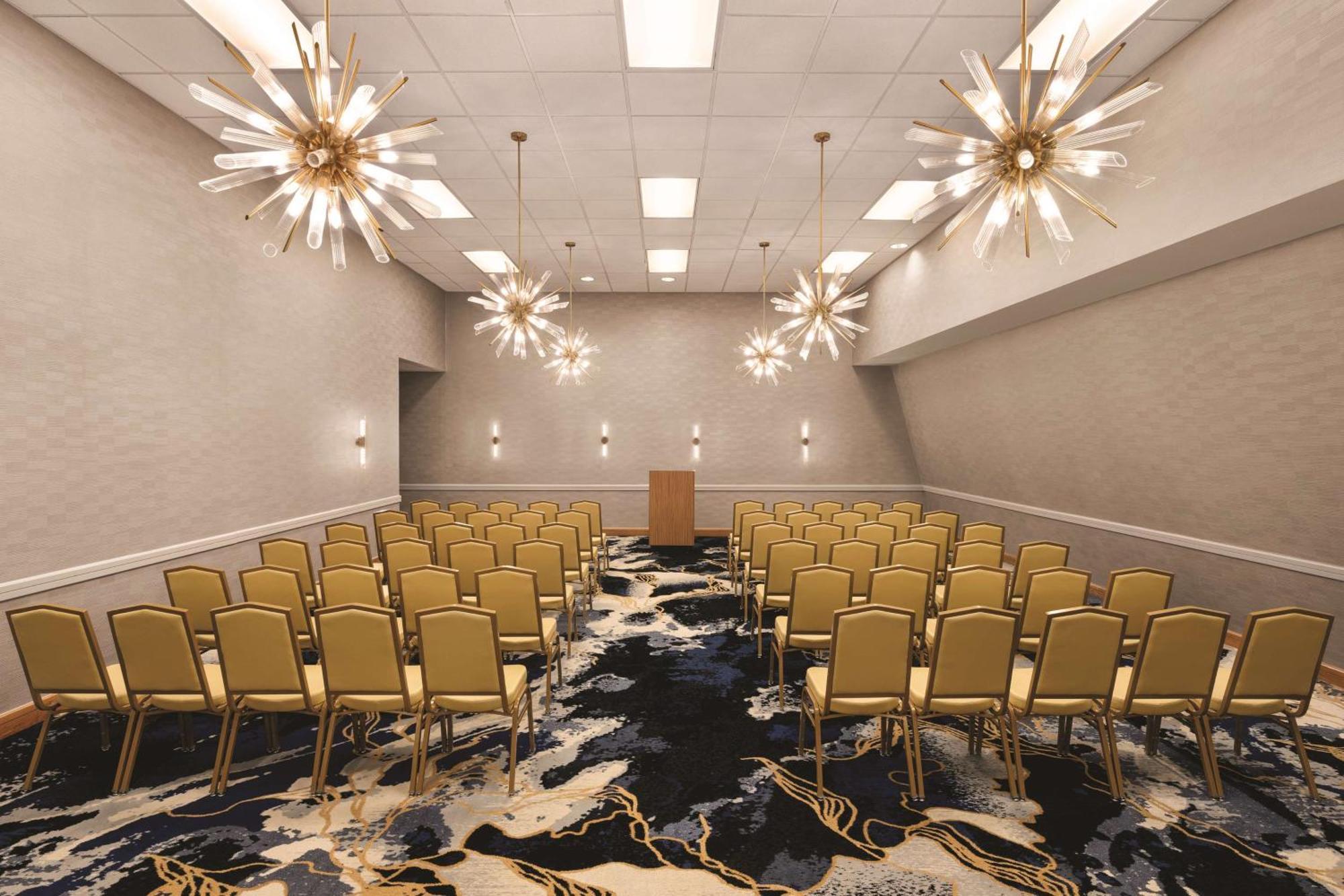 Отель Doubletree By Hilton Tampa Rocky Point Waterfront Экстерьер фото