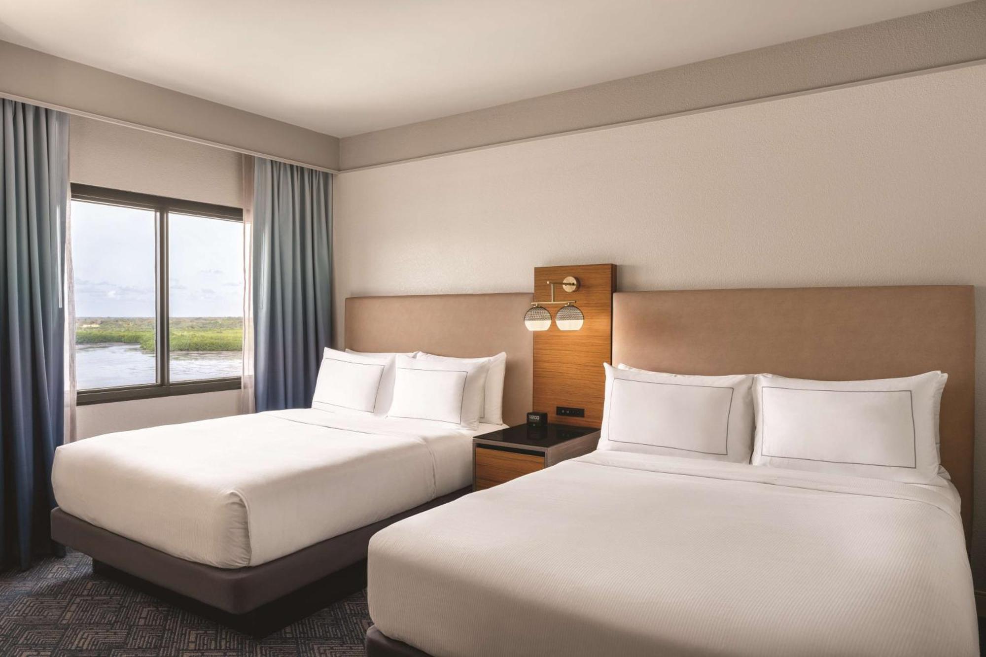 Отель Doubletree By Hilton Tampa Rocky Point Waterfront Экстерьер фото