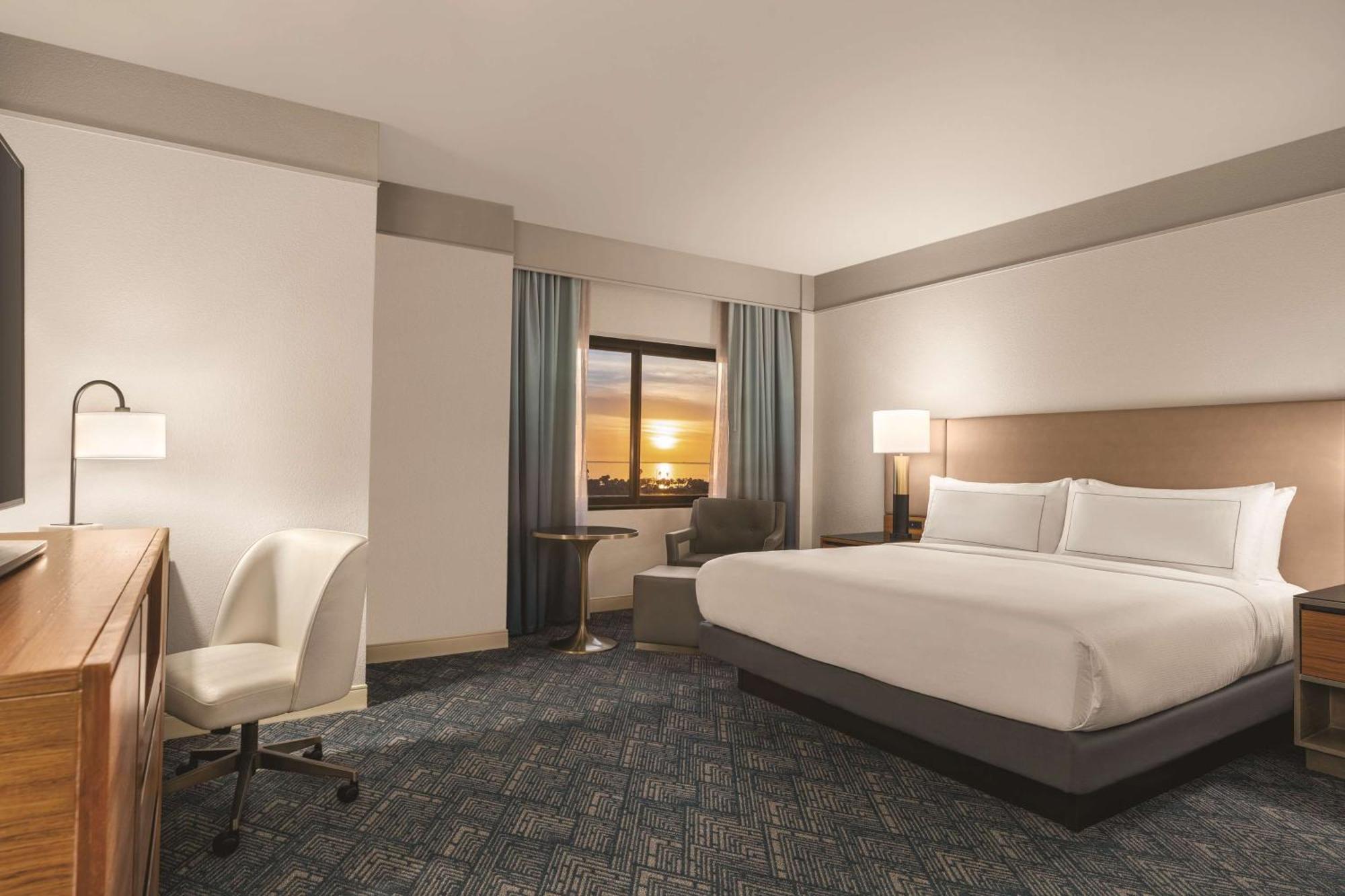 Отель Doubletree By Hilton Tampa Rocky Point Waterfront Экстерьер фото