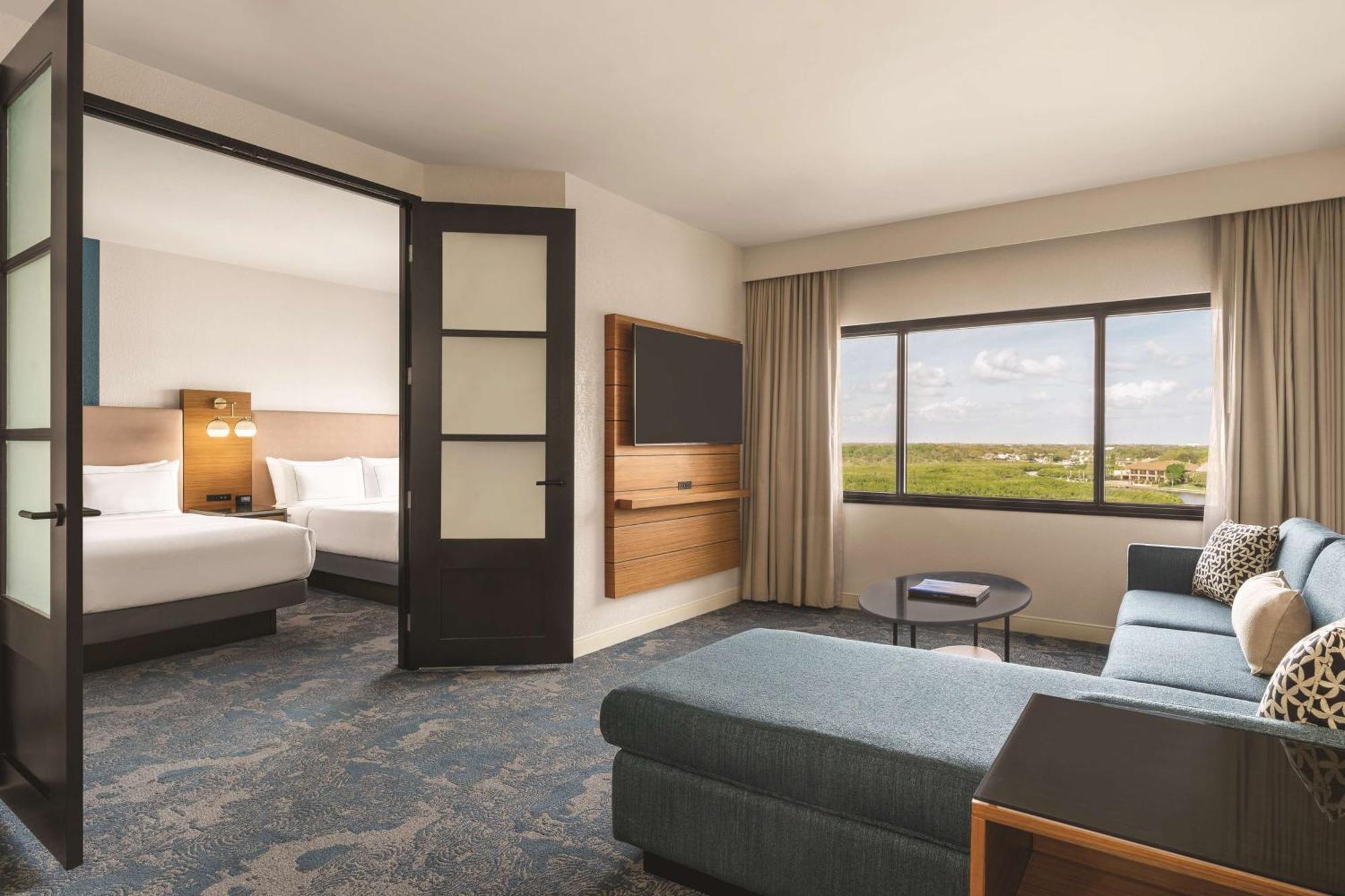 Отель Doubletree By Hilton Tampa Rocky Point Waterfront Экстерьер фото