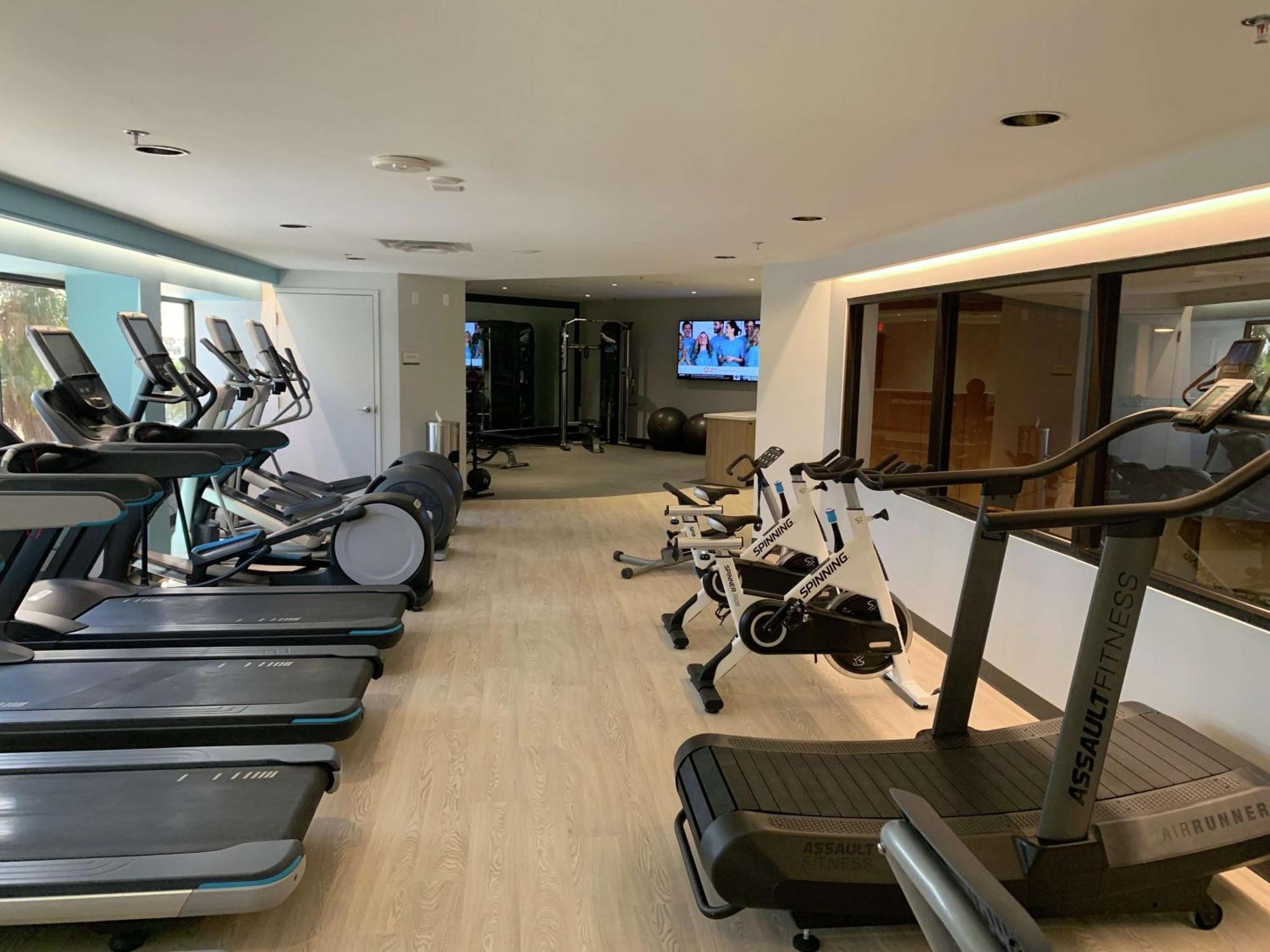 Отель Doubletree By Hilton Tampa Rocky Point Waterfront Экстерьер фото