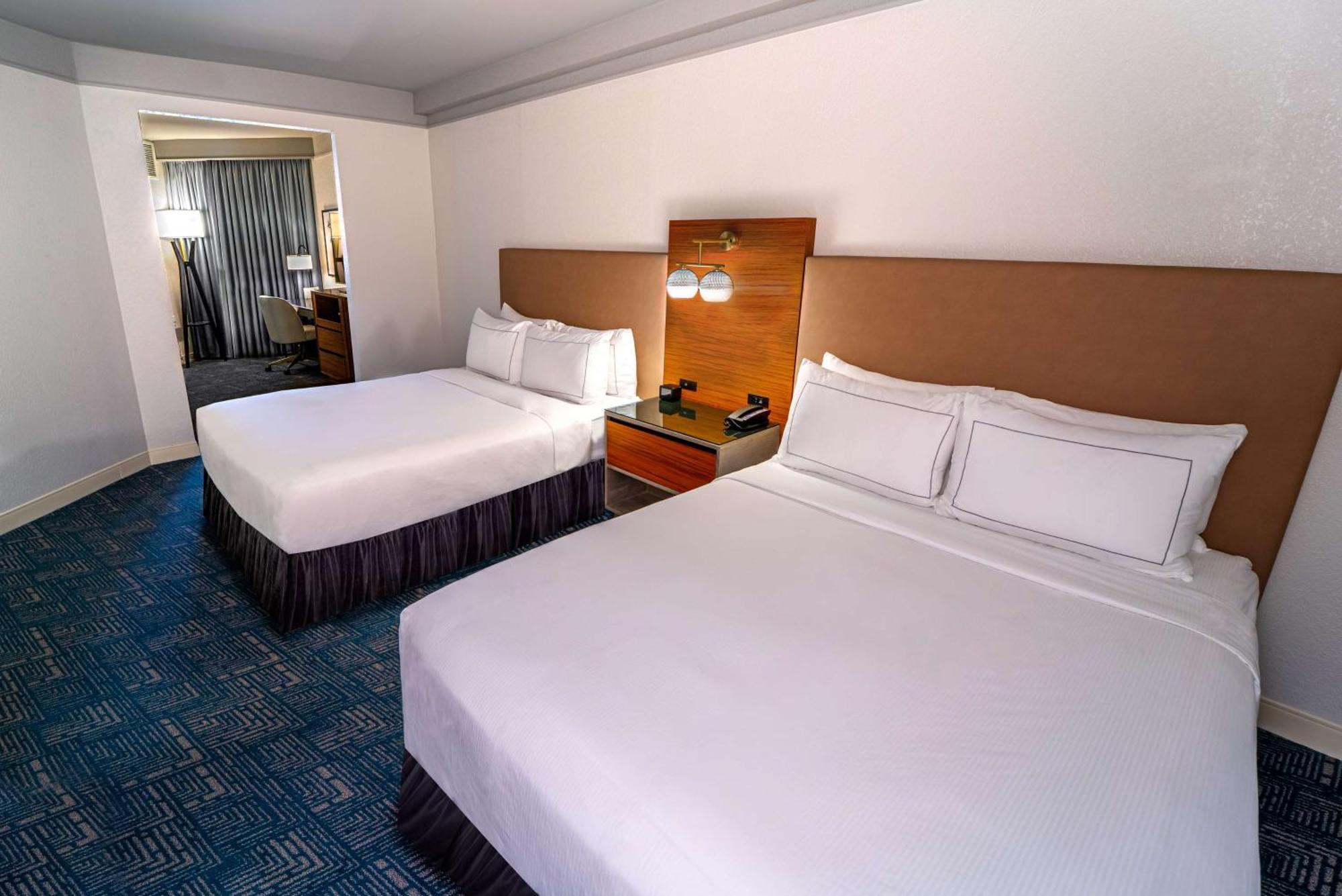 Отель Doubletree By Hilton Tampa Rocky Point Waterfront Экстерьер фото