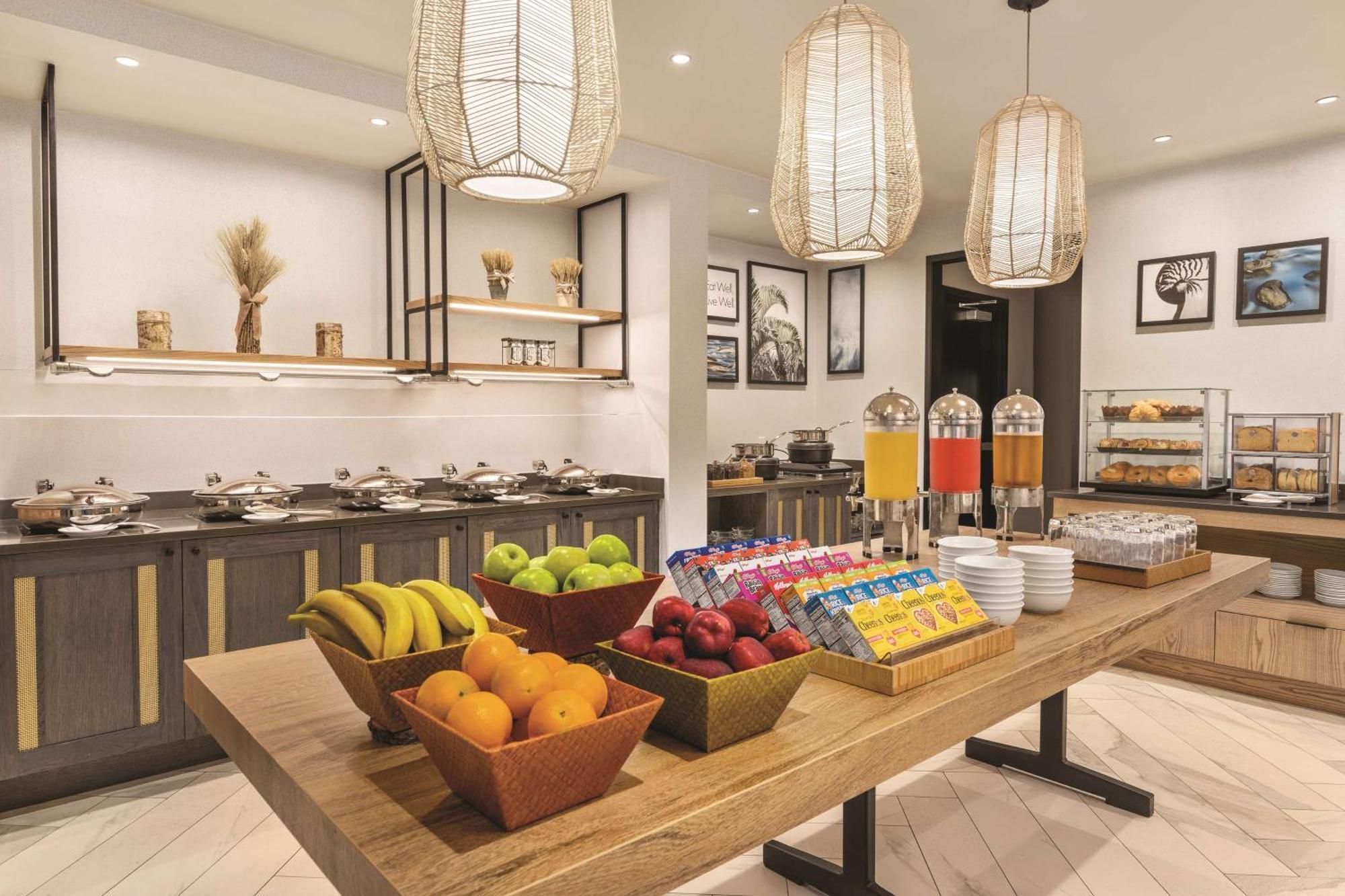 Отель Doubletree By Hilton Tampa Rocky Point Waterfront Экстерьер фото
