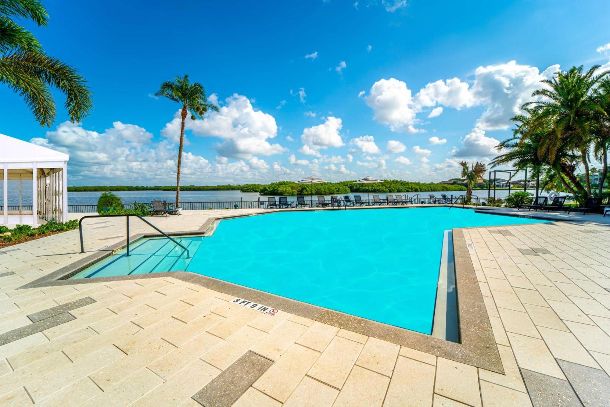 Отель Doubletree By Hilton Tampa Rocky Point Waterfront Экстерьер фото