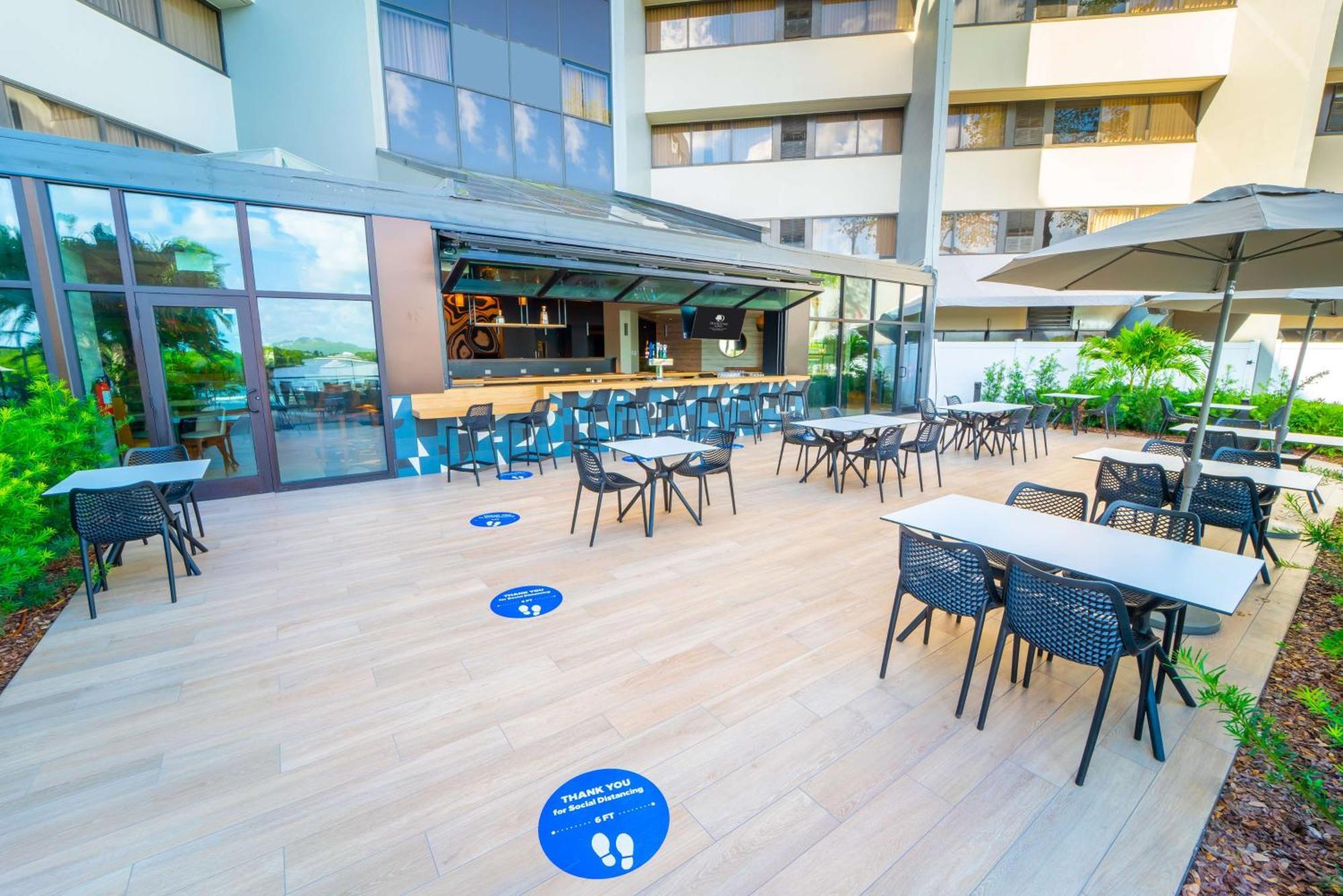 Отель Doubletree By Hilton Tampa Rocky Point Waterfront Экстерьер фото