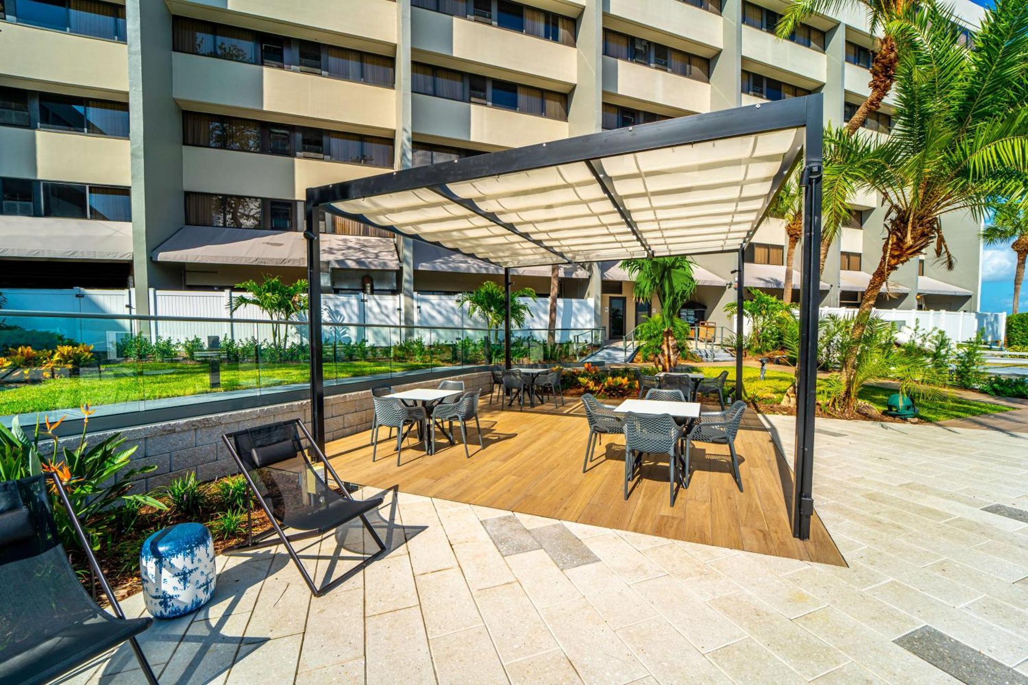 Отель Doubletree By Hilton Tampa Rocky Point Waterfront Экстерьер фото