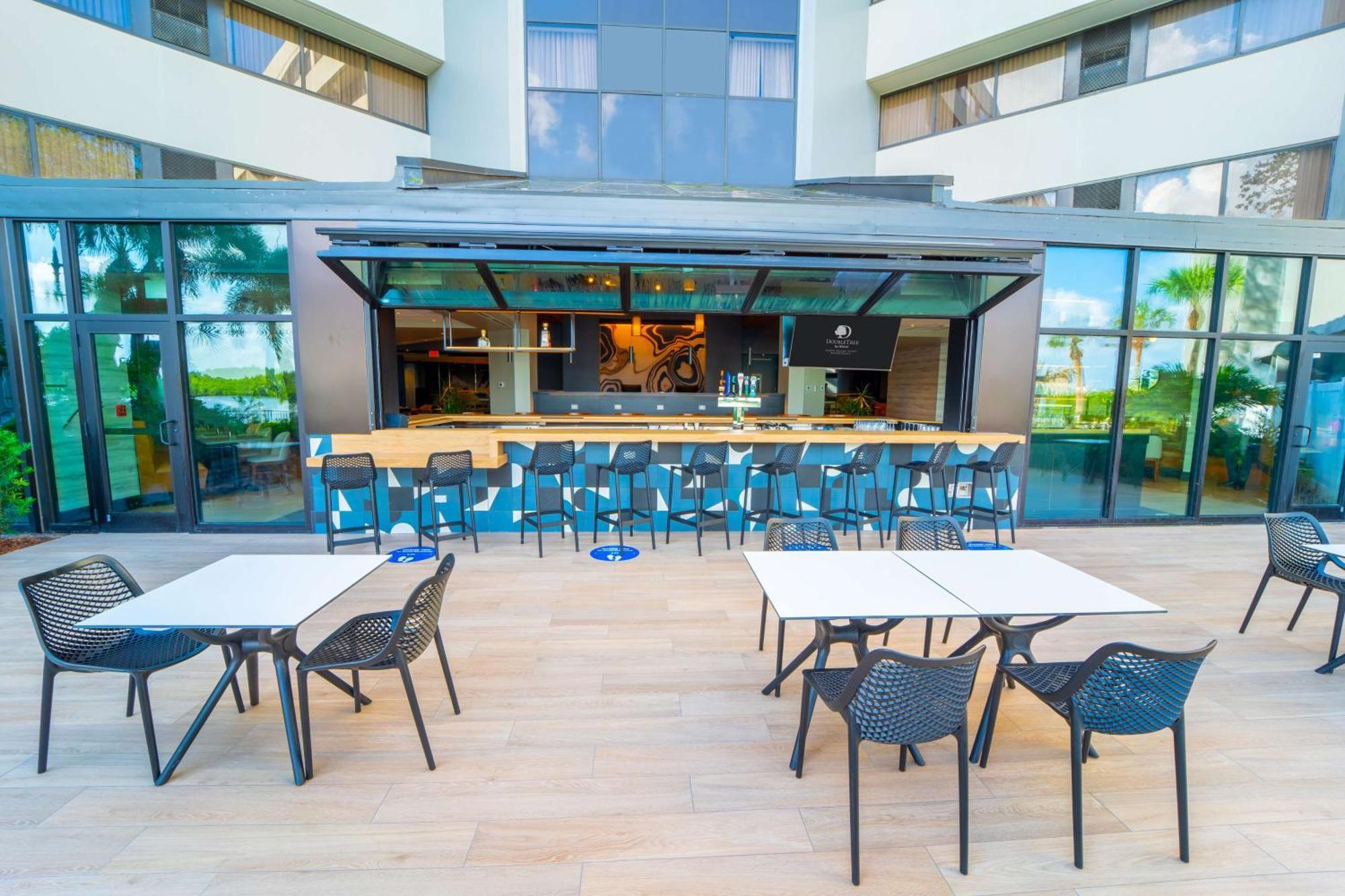 Отель Doubletree By Hilton Tampa Rocky Point Waterfront Экстерьер фото