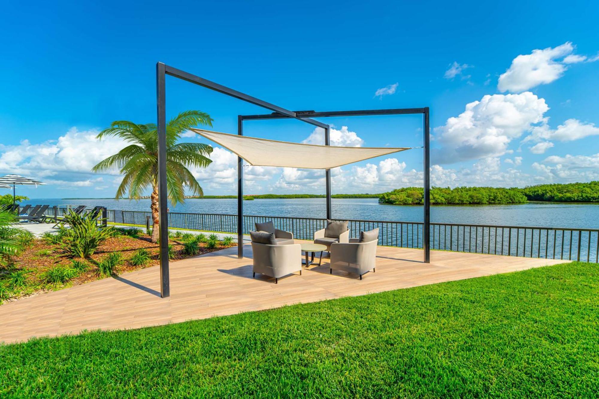 Отель Doubletree By Hilton Tampa Rocky Point Waterfront Экстерьер фото