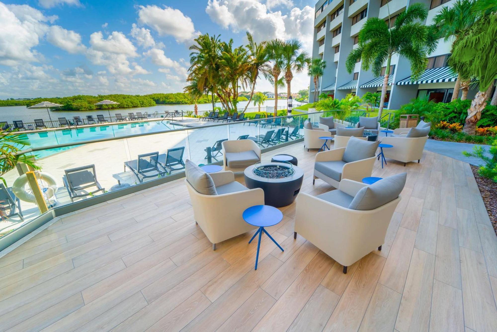 Отель Doubletree By Hilton Tampa Rocky Point Waterfront Экстерьер фото