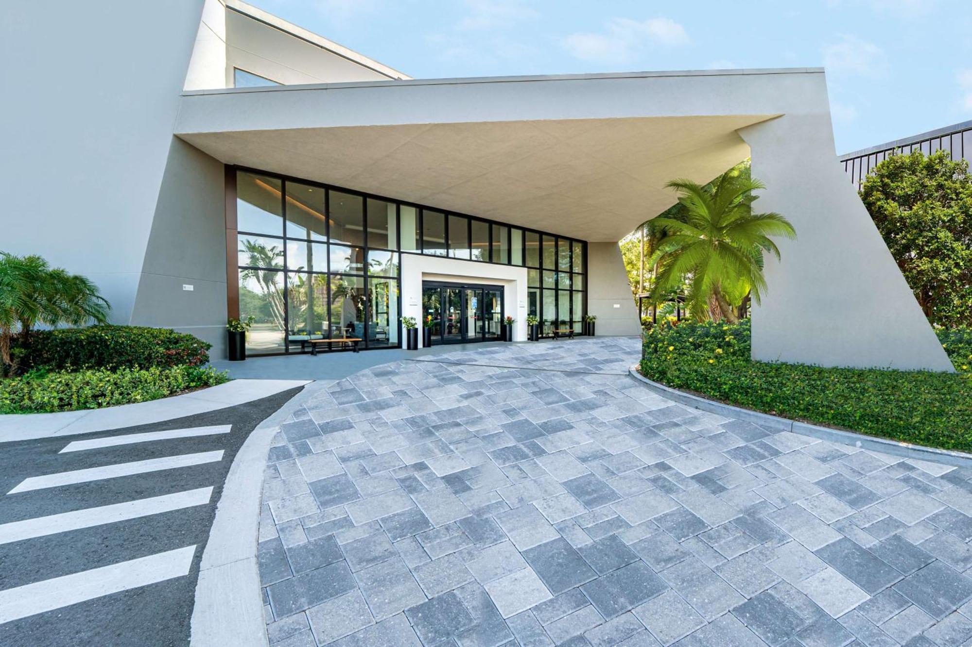 Отель Doubletree By Hilton Tampa Rocky Point Waterfront Экстерьер фото
