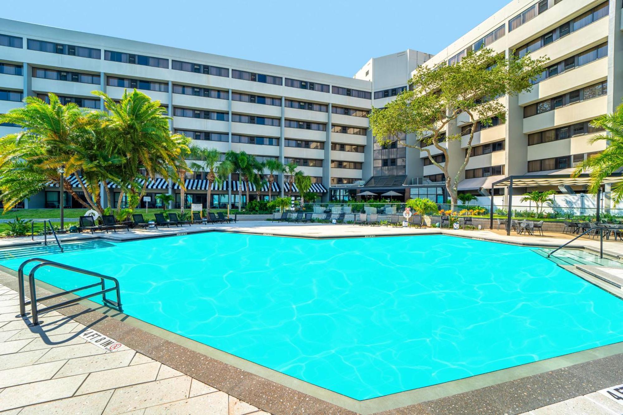 Отель Doubletree By Hilton Tampa Rocky Point Waterfront Экстерьер фото