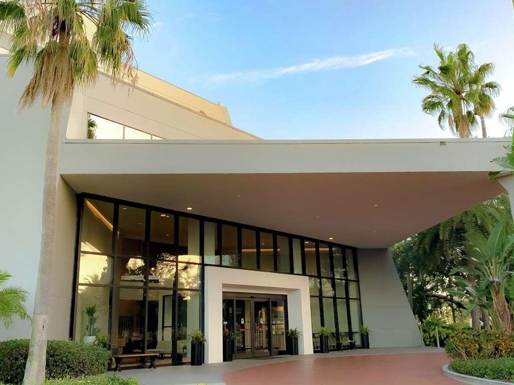 Отель Doubletree By Hilton Tampa Rocky Point Waterfront Экстерьер фото